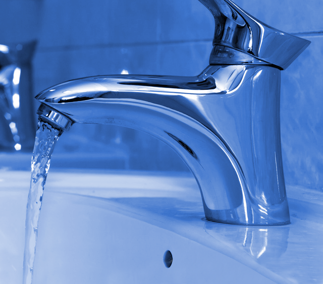 Wasserarmatur mit fließendem Wasser